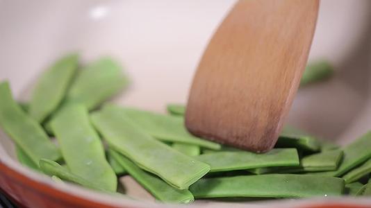 平底锅炒制扁豆食物视频的预览图