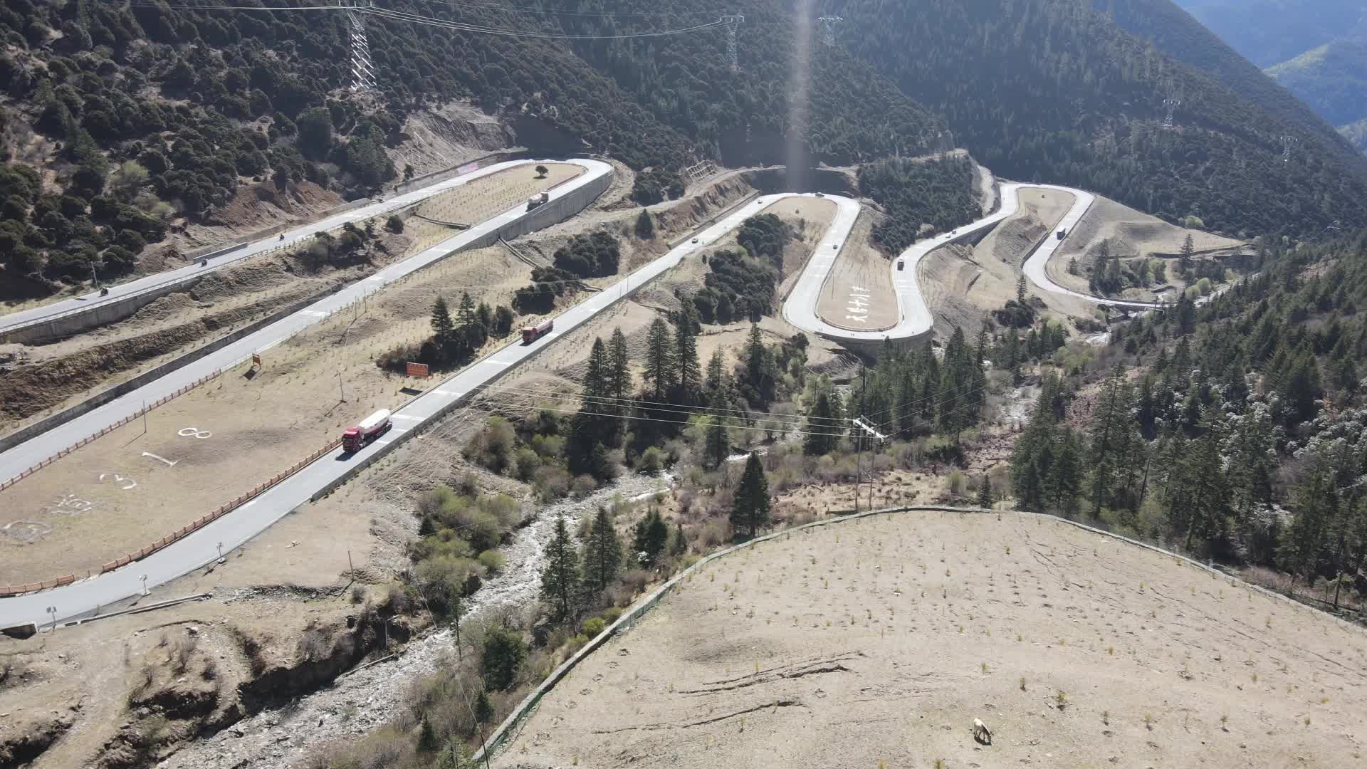 川藏线天路18弯航拍视频的预览图