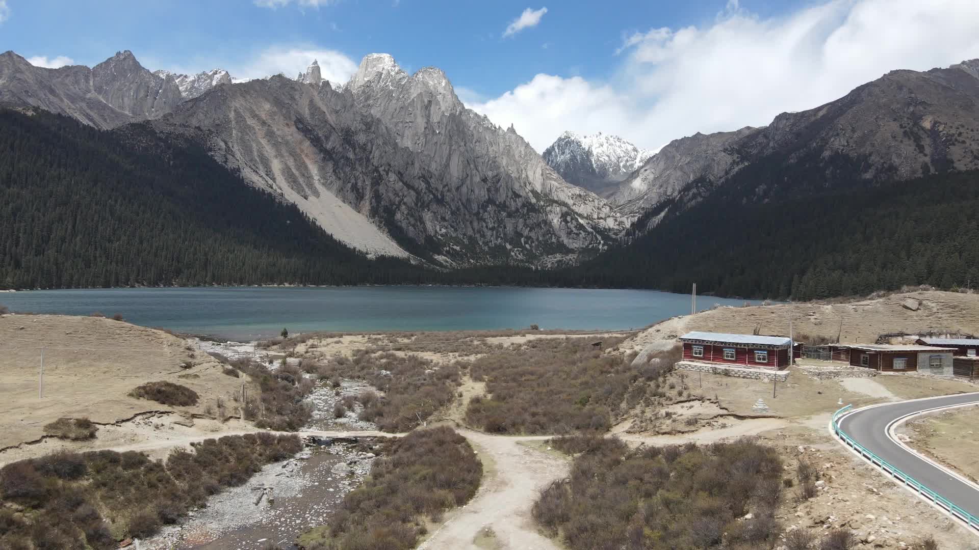 川西甘孜州海子山下巴塘县措普沟航拍视频的预览图