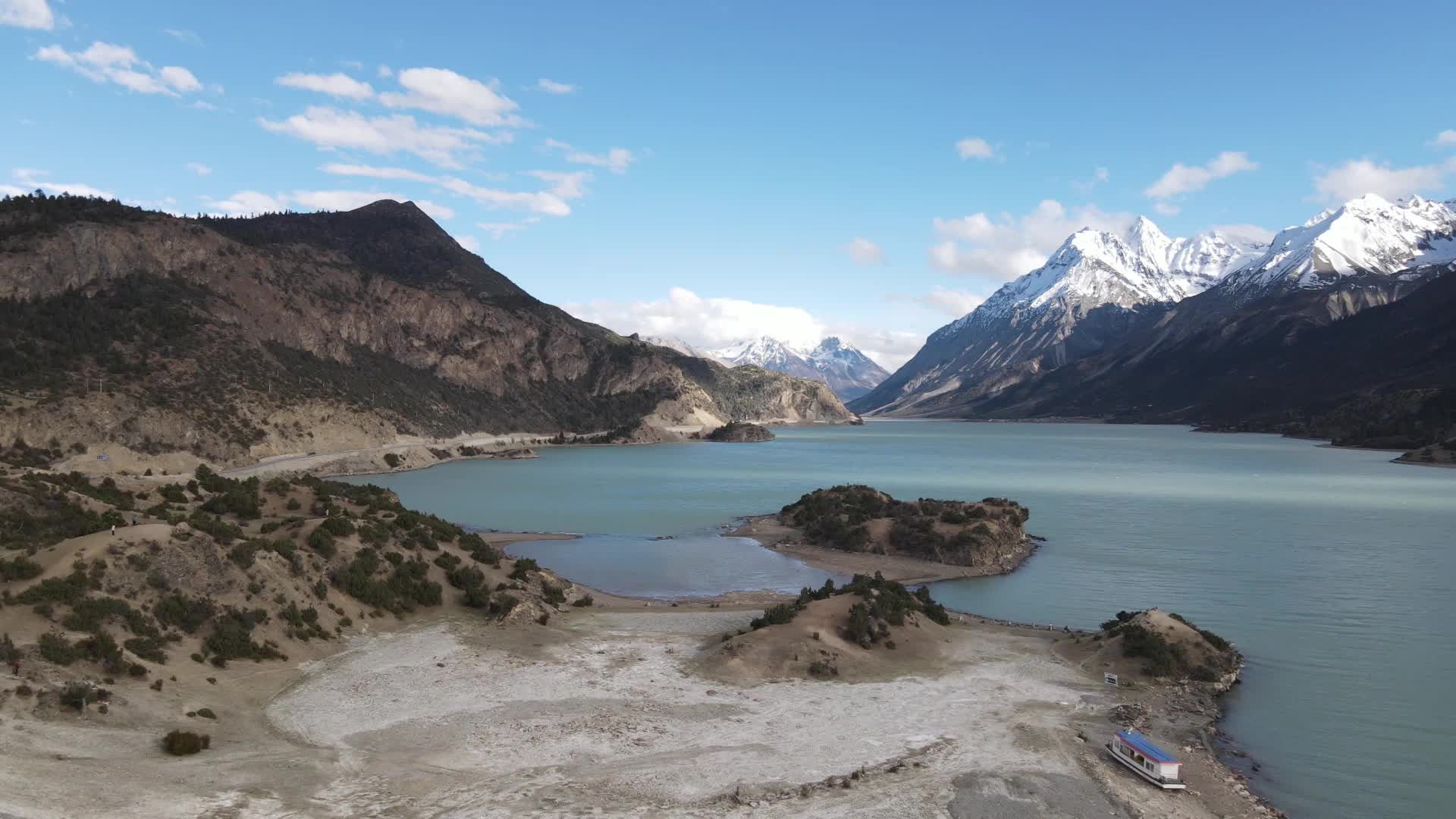5月份的川藏景点然乌湖航拍视频的预览图