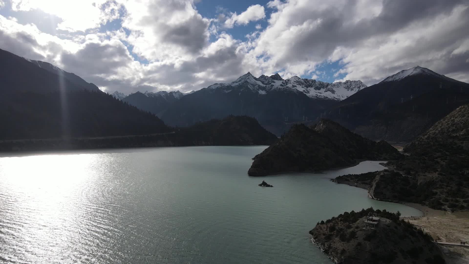 5月份的然乌湖航拍视频的预览图