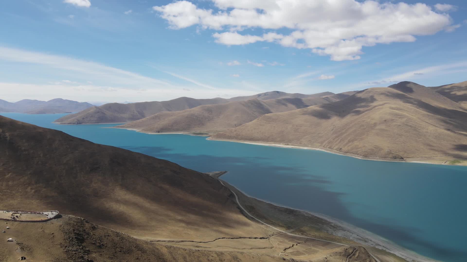 西藏羊卓雍措湖航拍视频的预览图