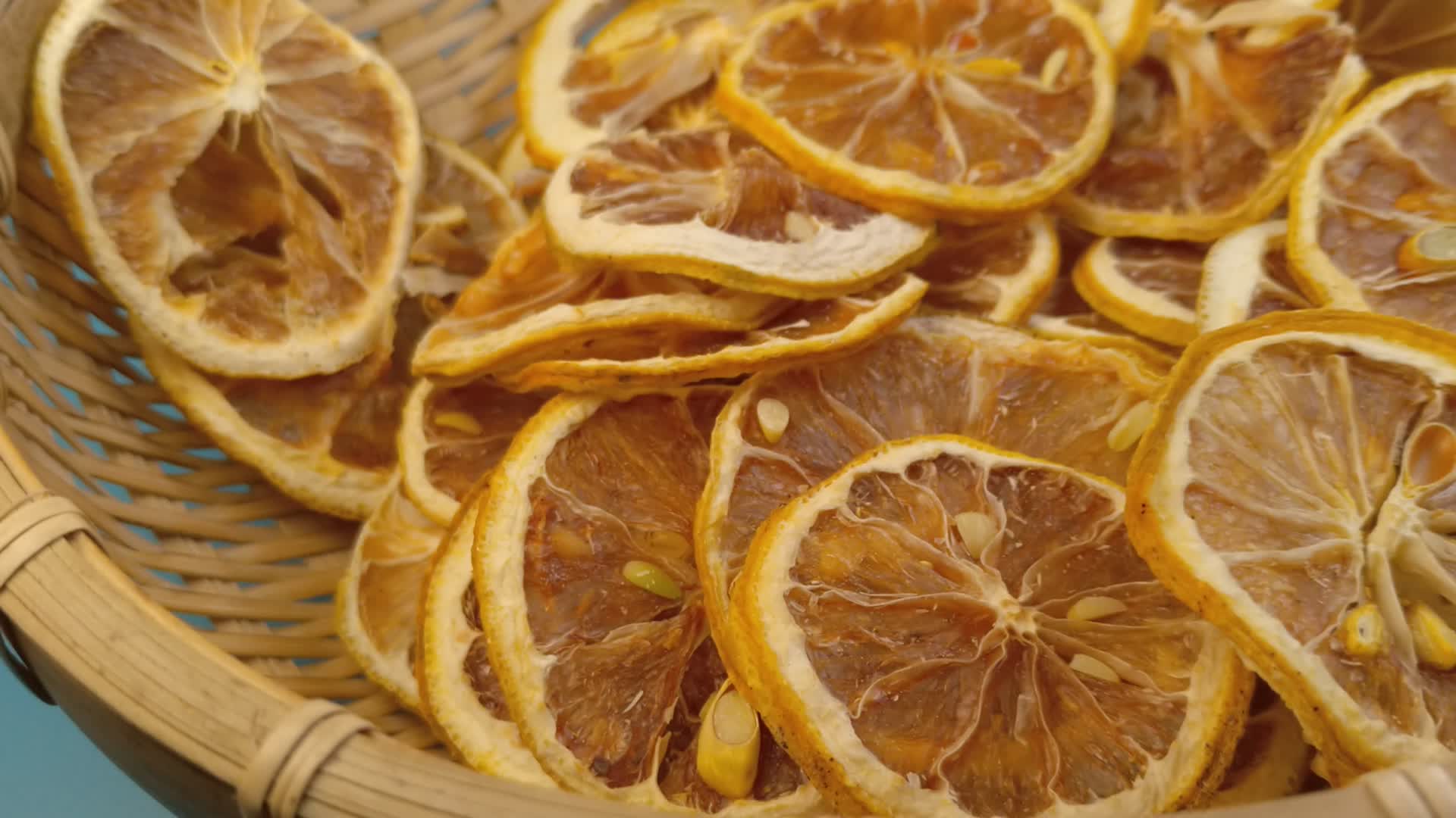 蓝底柠檬片柠檬干干柠檬水果视频的预览图