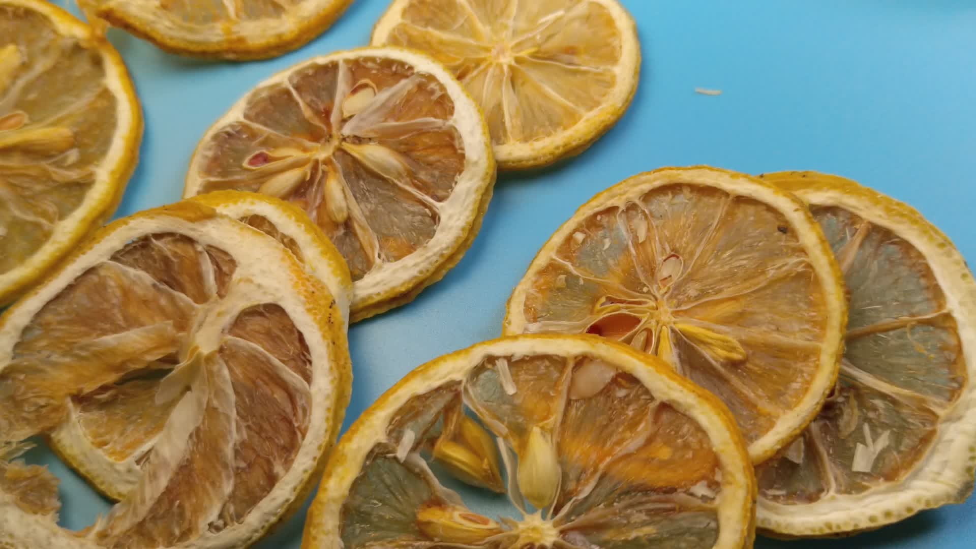 蓝底柠檬片柠檬干干柠檬水果视频的预览图