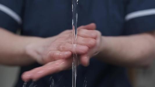 4k实拍洗手水流精细洗手视频视频的预览图