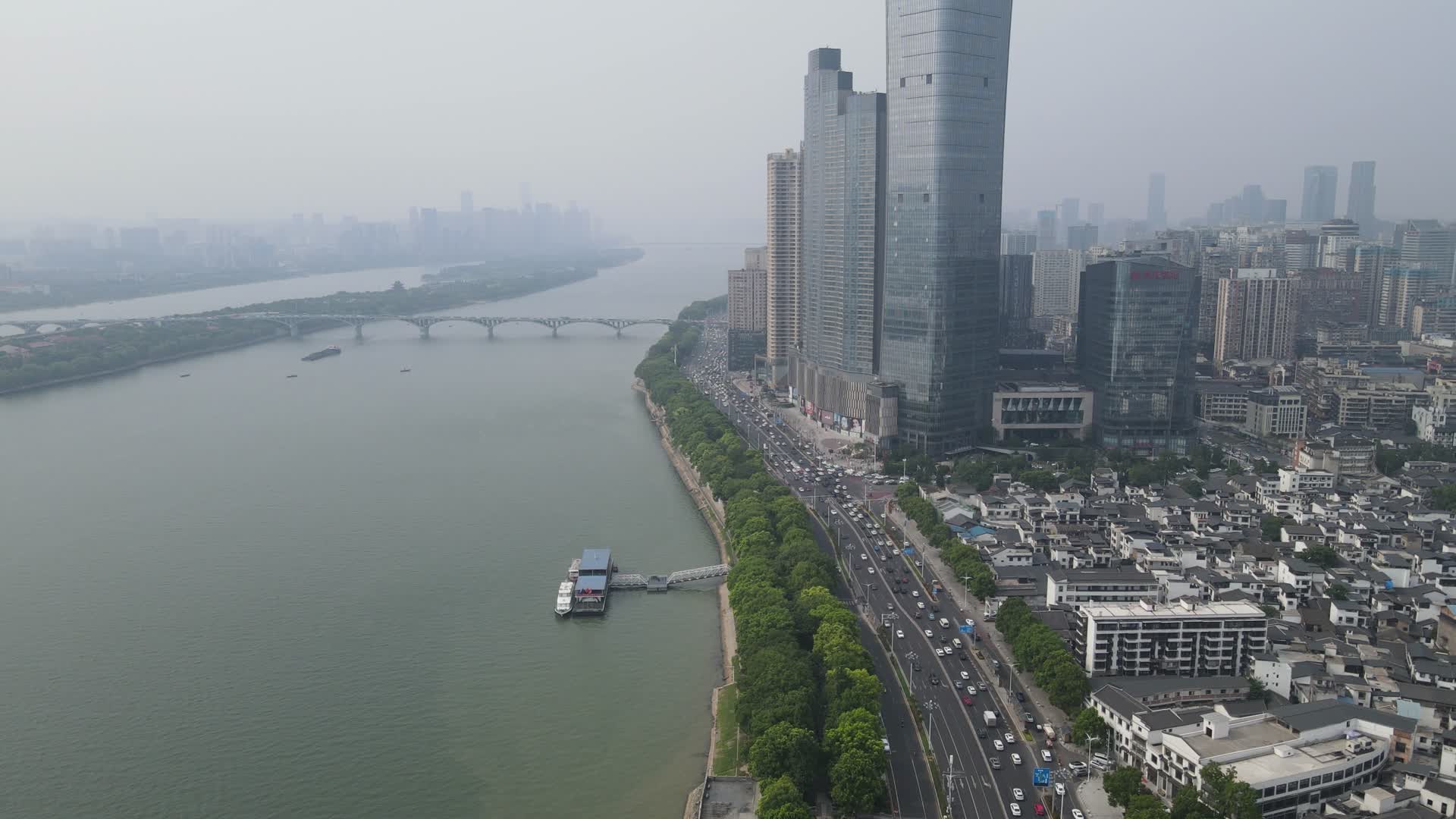 航拍湖南长沙湘江城市CBD高楼视频的预览图