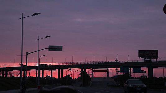 清晨高架道路上行驶的汽车视频的预览图