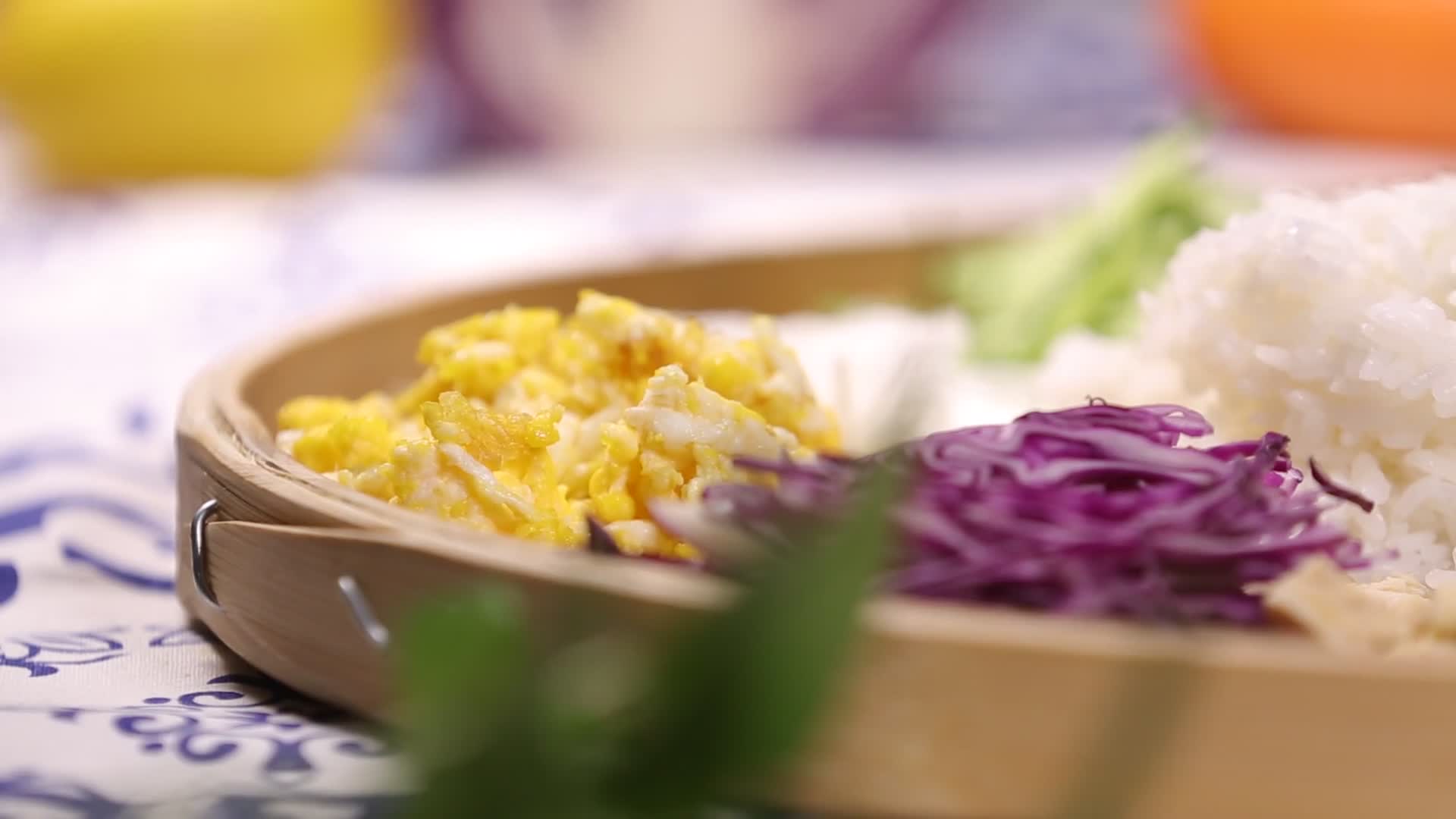 东北饭包蔬菜打饭包视频的预览图