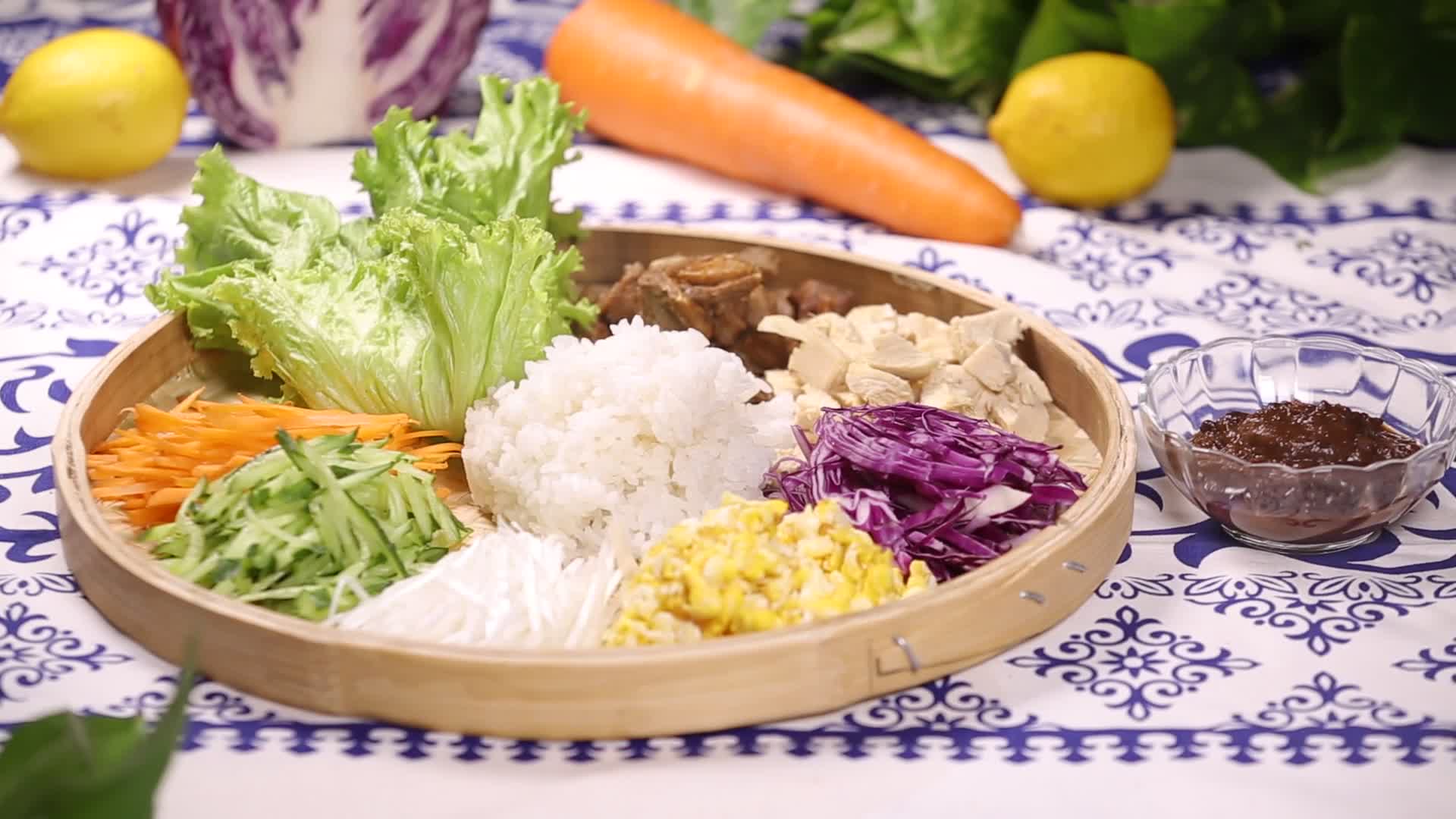 东北饭包蔬菜打饭包视频的预览图