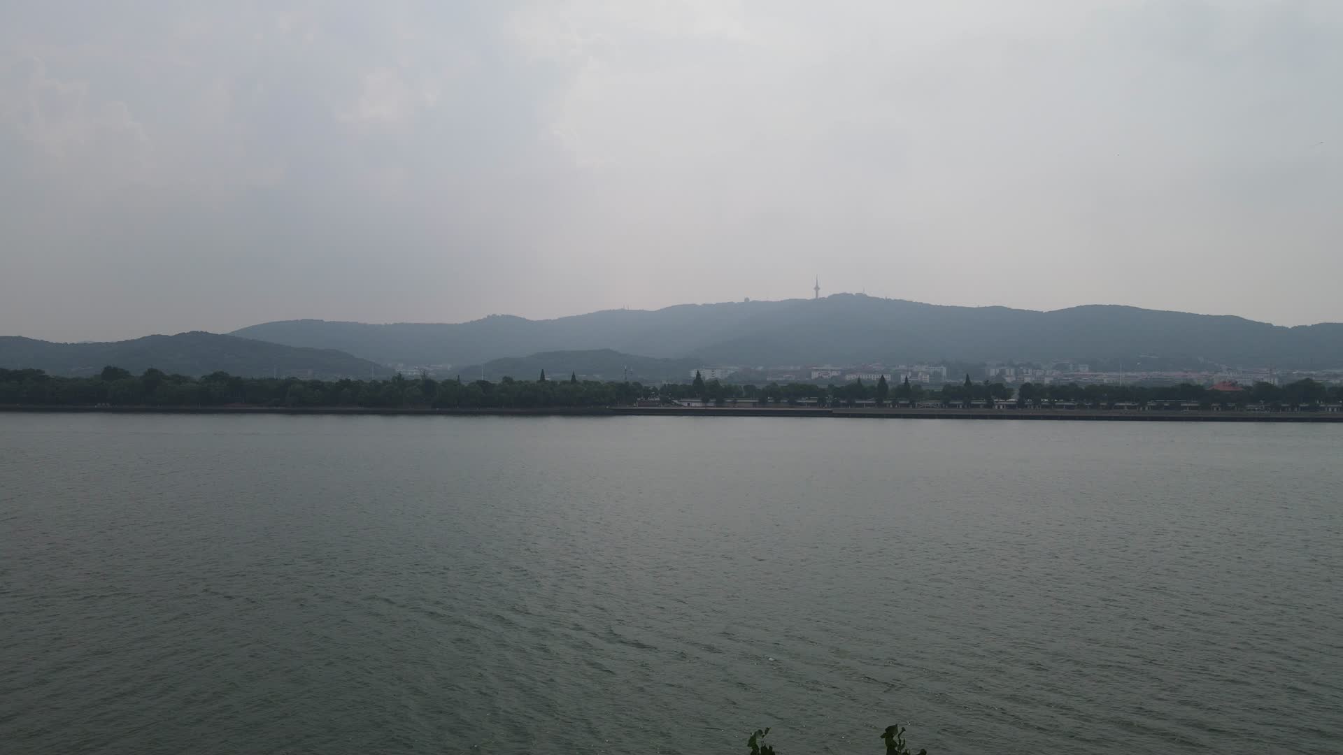 航拍湖南长沙湘江岳麓山全景视频的预览图