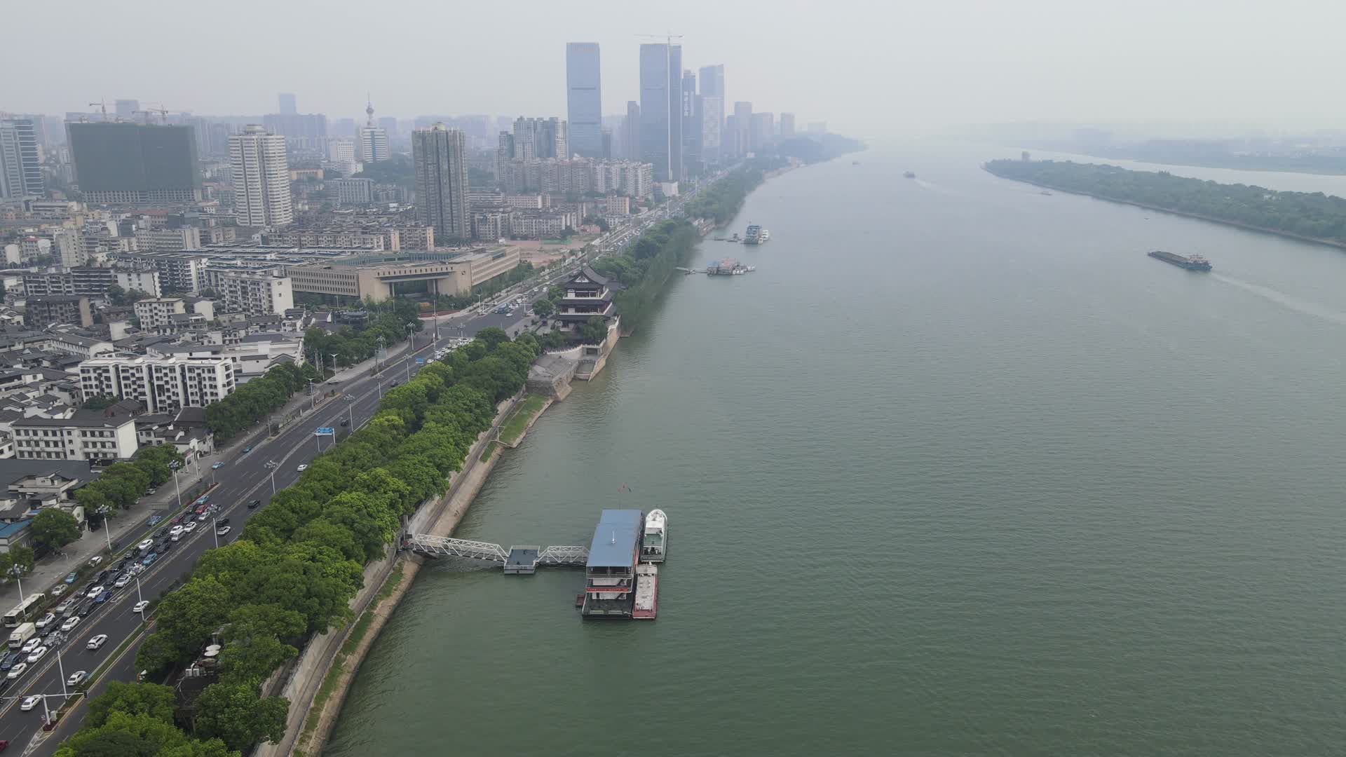 航拍湖南长沙湘江游船码头视频的预览图