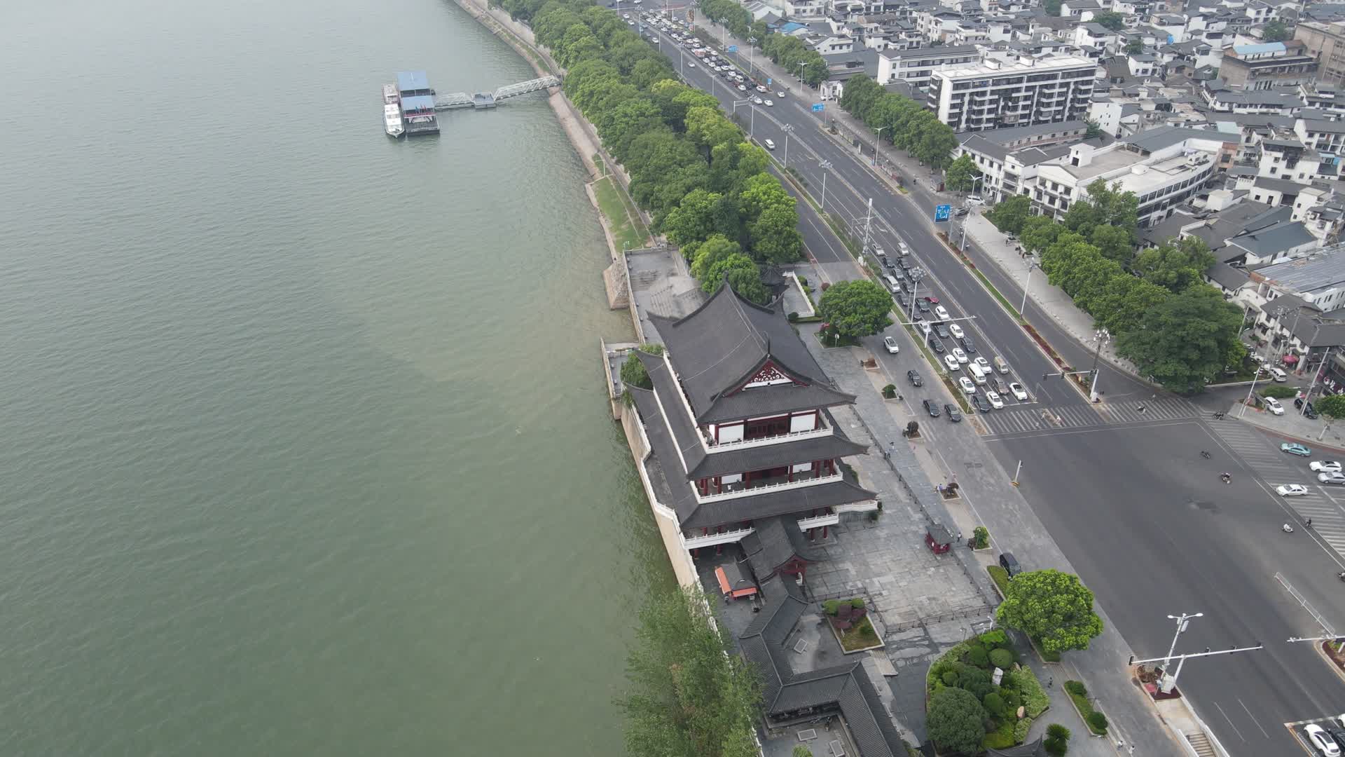 航拍湖南长沙湘江杜甫江阁古建筑视频的预览图