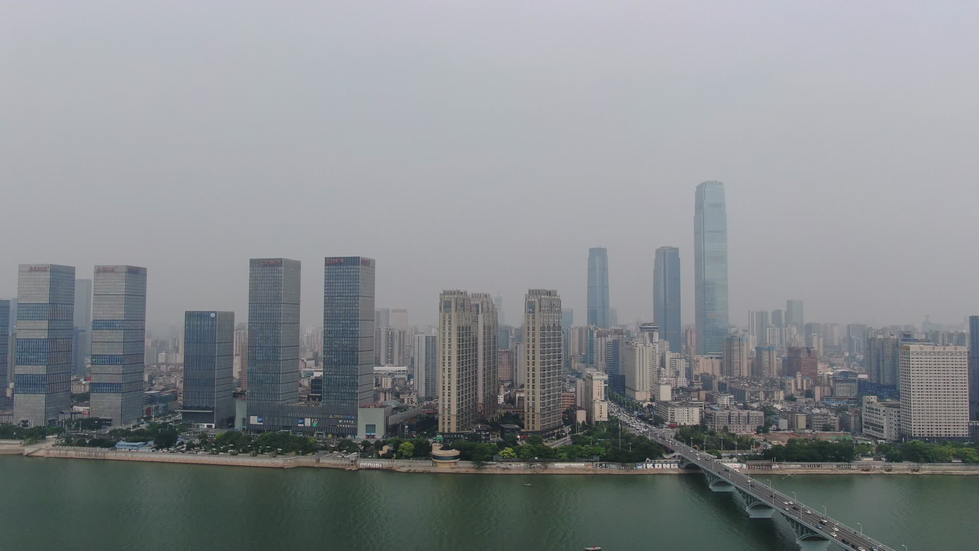 航拍湖南长沙湘江橘子洲大桥城市天际线视频的预览图