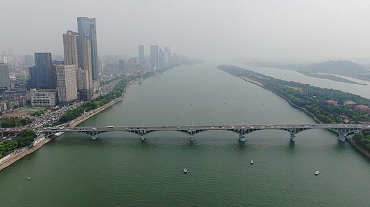 航拍湖南湘江橘子洲大桥视频的预览图