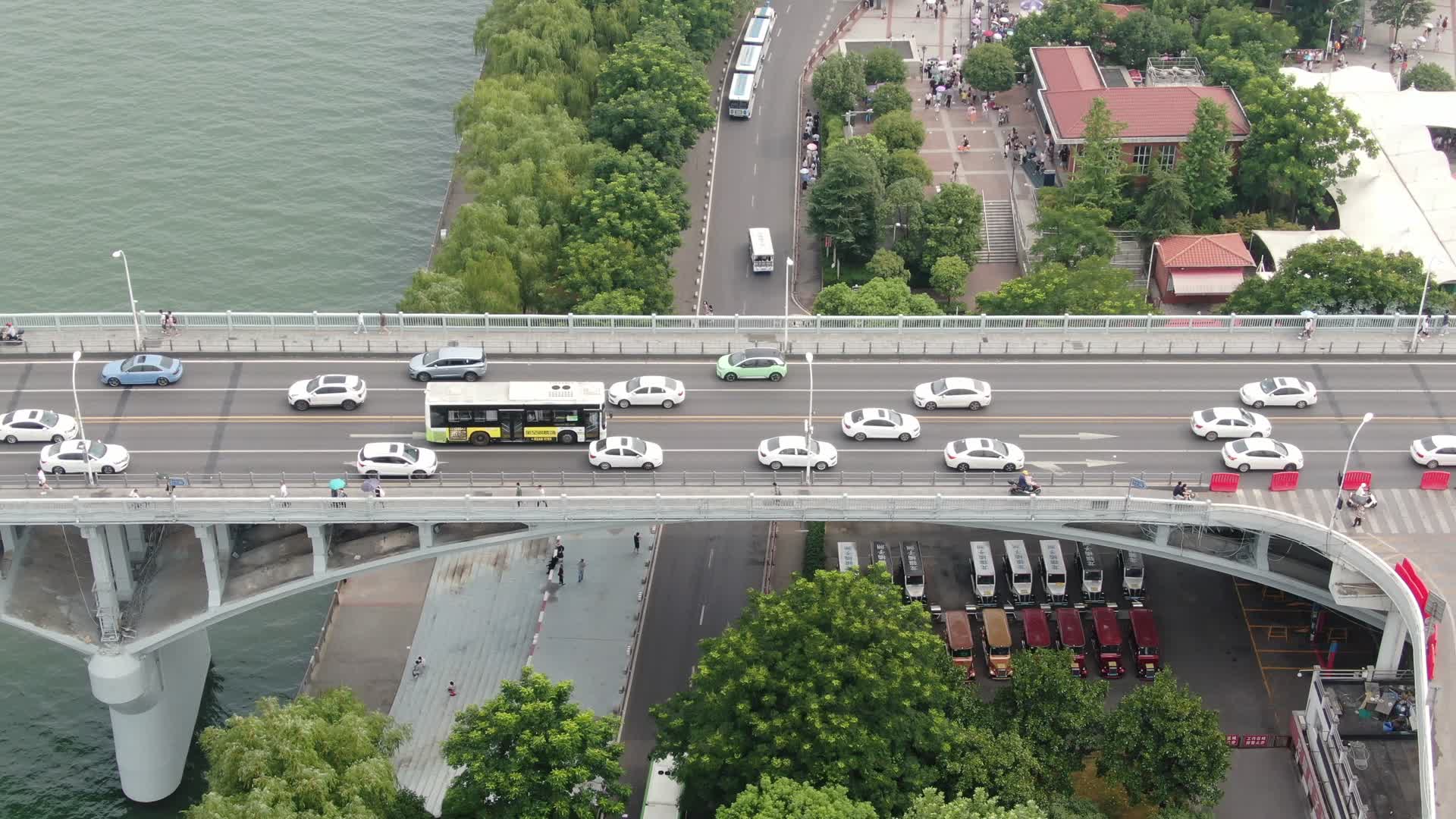 航拍湖南长沙湘江橘子洲大桥交通视频的预览图