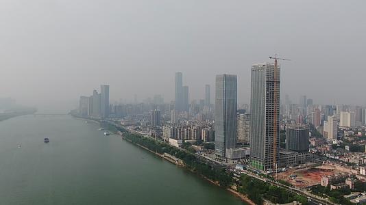 航拍湖南长沙湘江汇景环球发展中心沿江城市建设视频的预览图