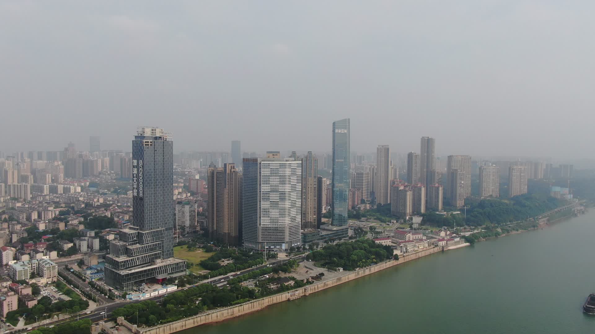 航拍湖南长沙湘江沿江高楼城市建设视频的预览图