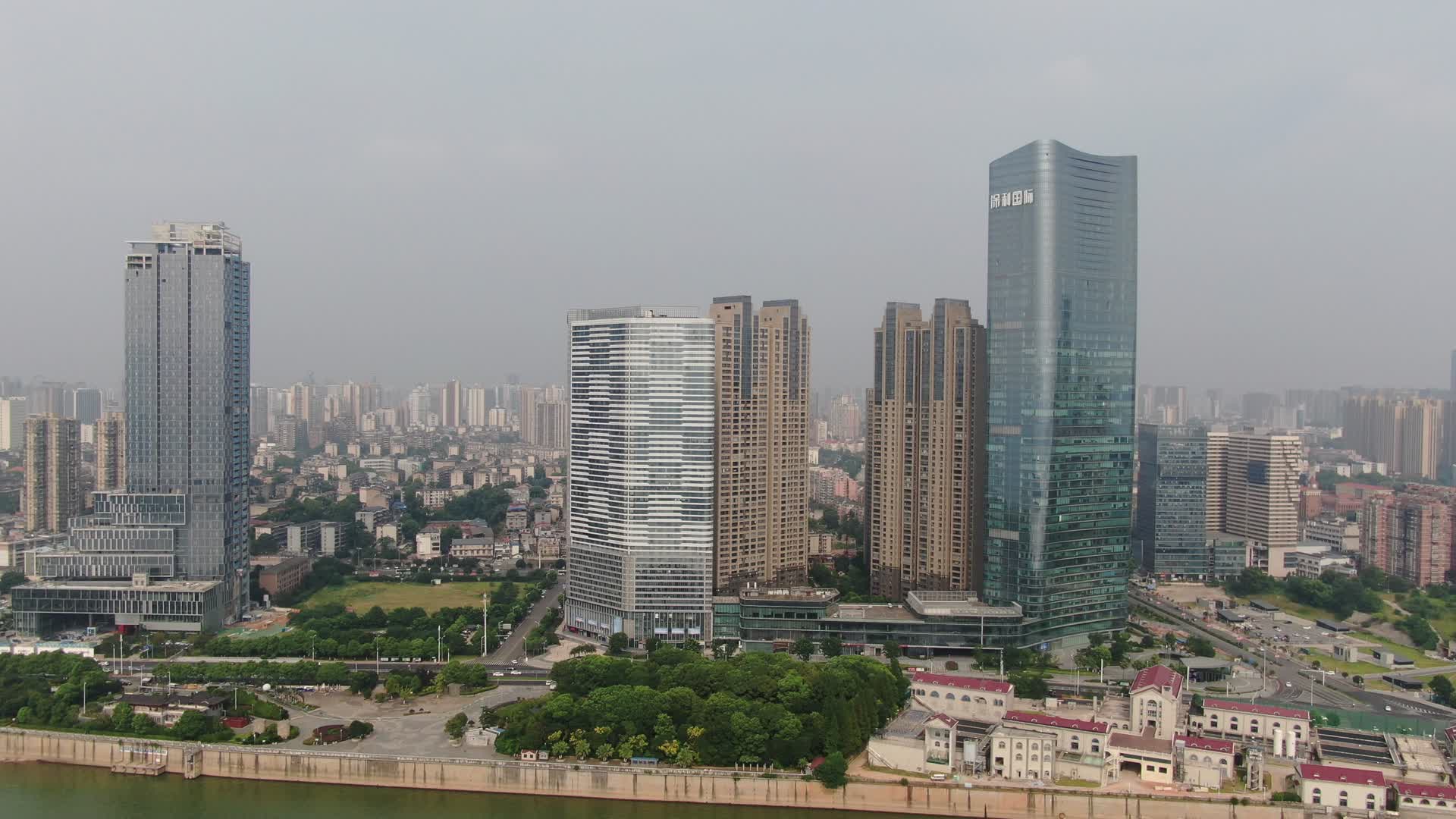 航拍湖南长沙湘江保力国际广场视频的预览图