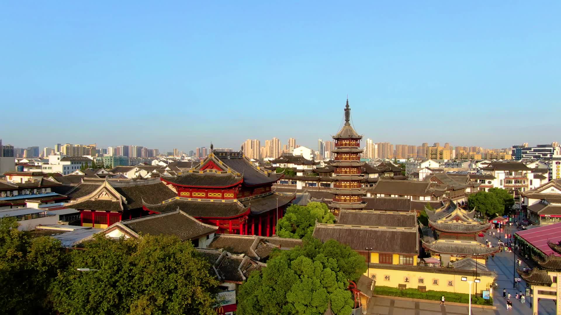 4K航拍江苏无锡南禅寺视频的预览图