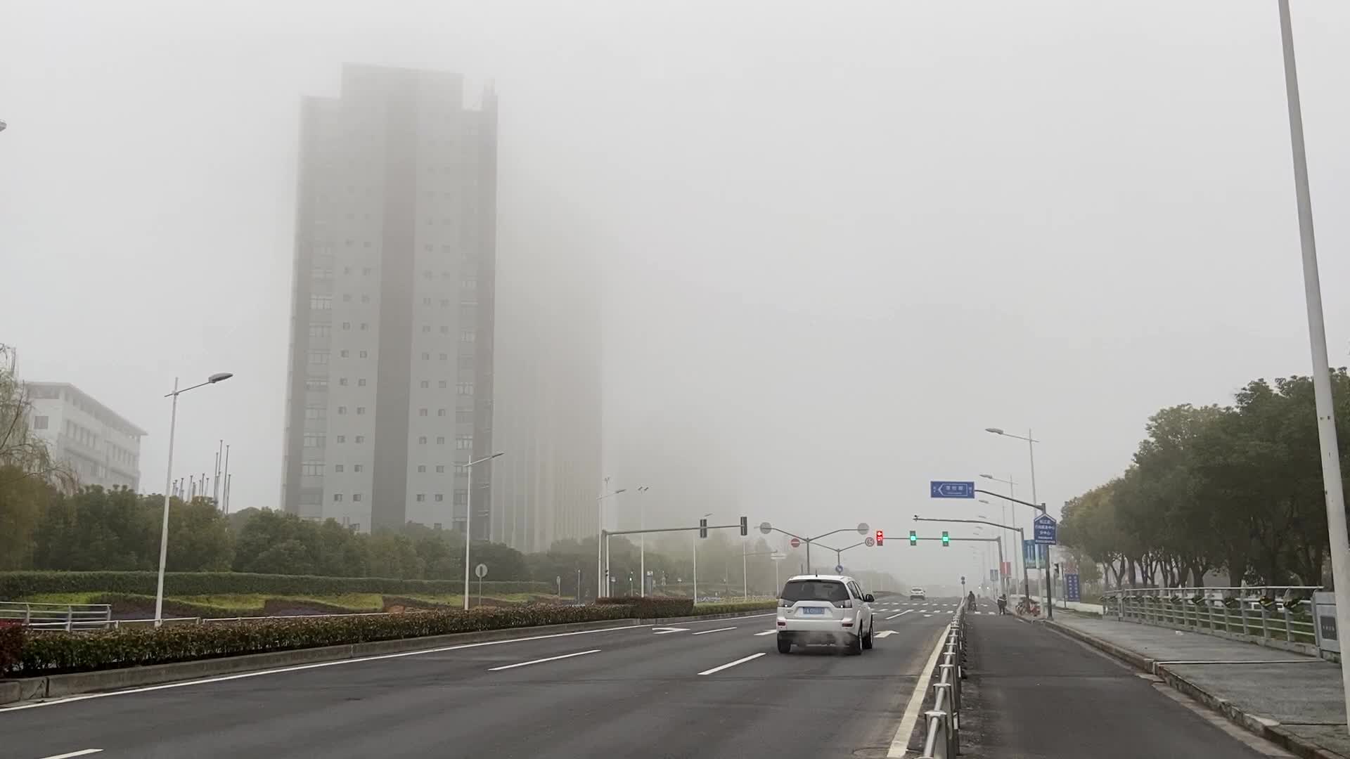大雾天气的城市街道道路视频的预览图