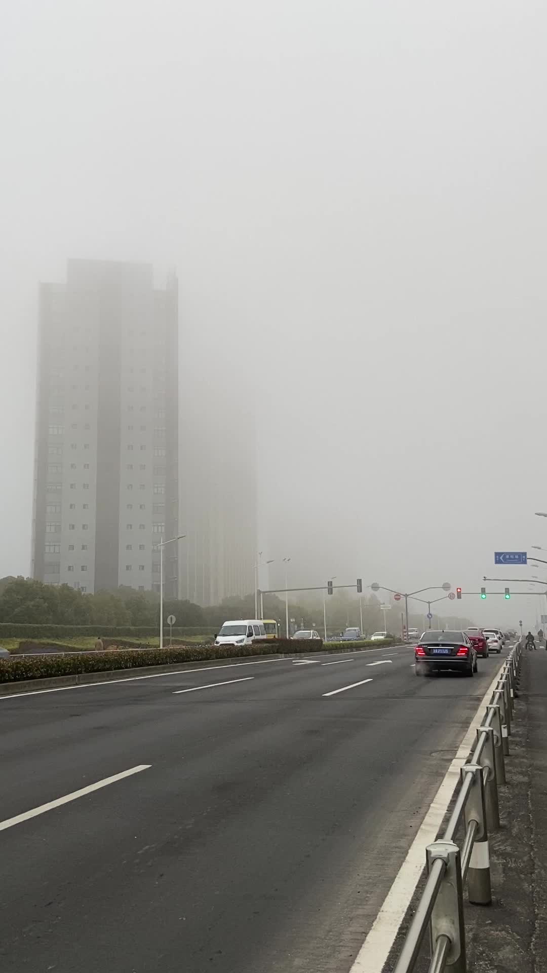 大雾天气的城市街道道路视频的预览图