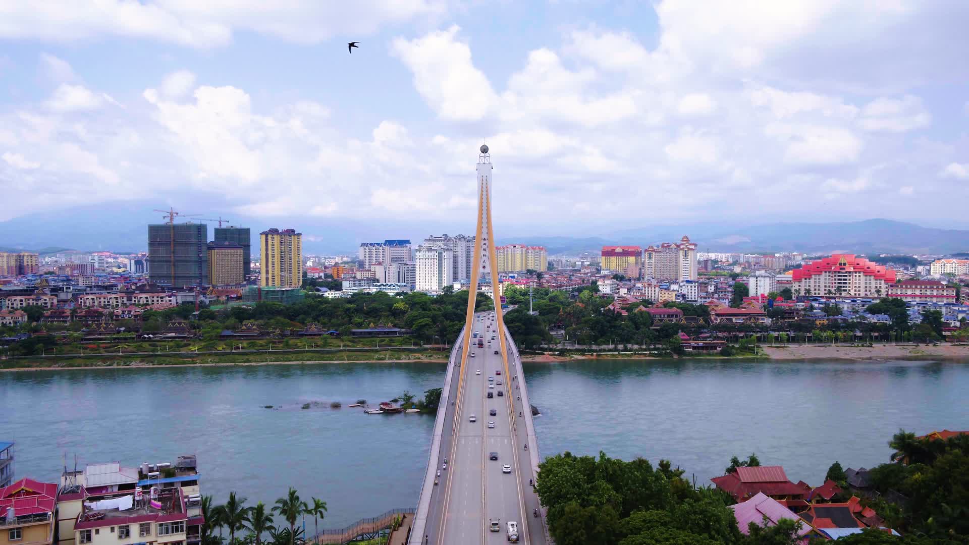 4K航拍云南西双版纳大桥视频的预览图