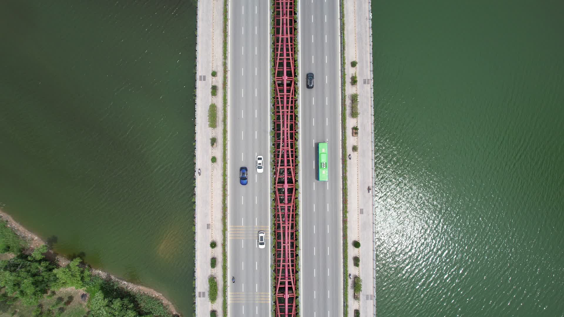 4K大桥俯拍车流航拍视频的预览图