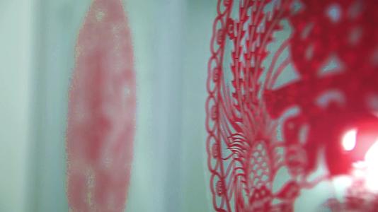 中式婚礼新娘家中窗户上的喜字贴纸特写视频的预览图