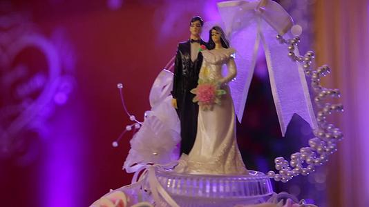 婚礼庆典婚礼蛋糕上的新人小雕塑视频的预览图