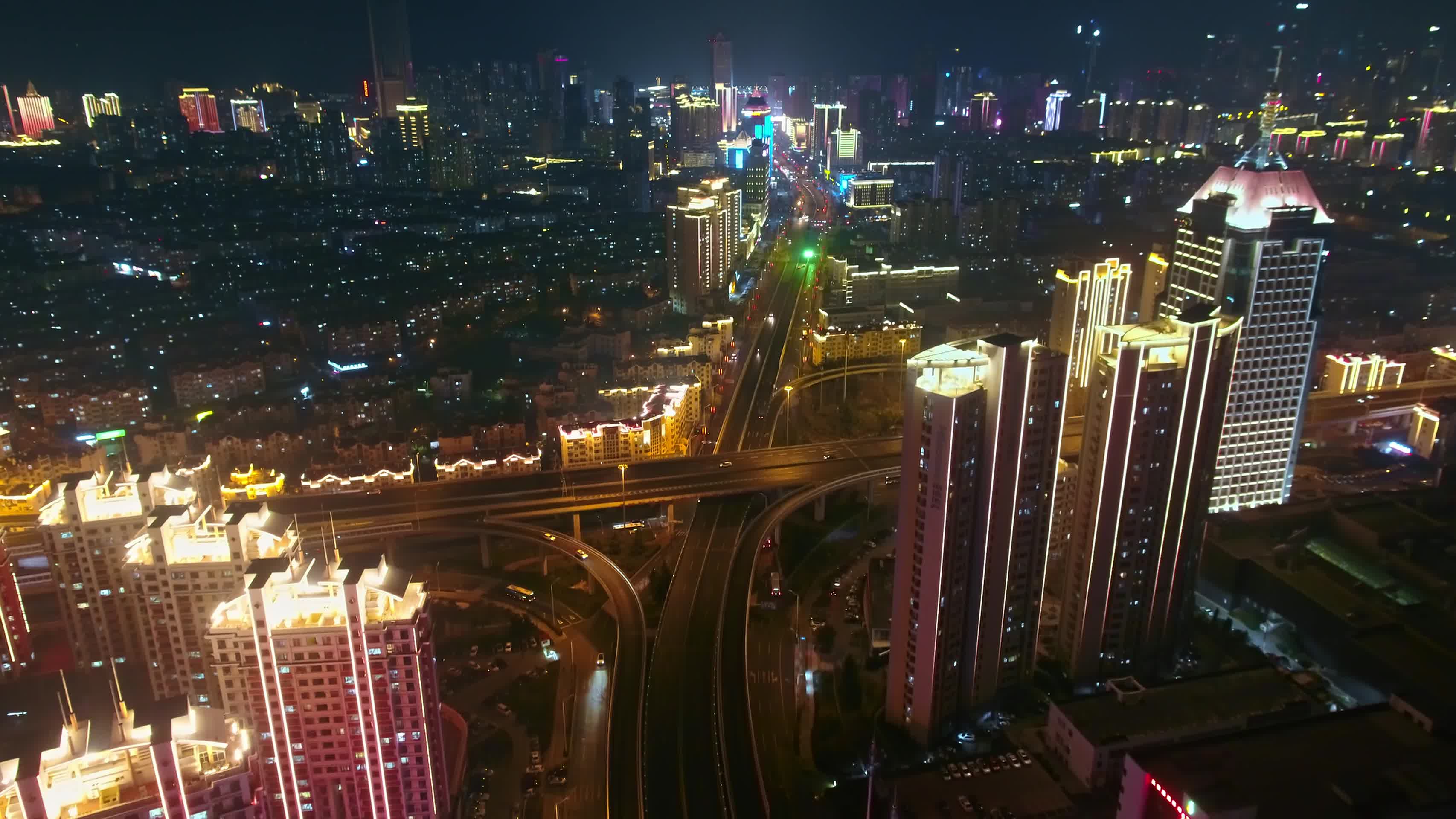 青岛城市街道夜景视频的预览图