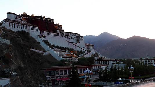西藏布达拉宫日出延时摄影视频的预览图