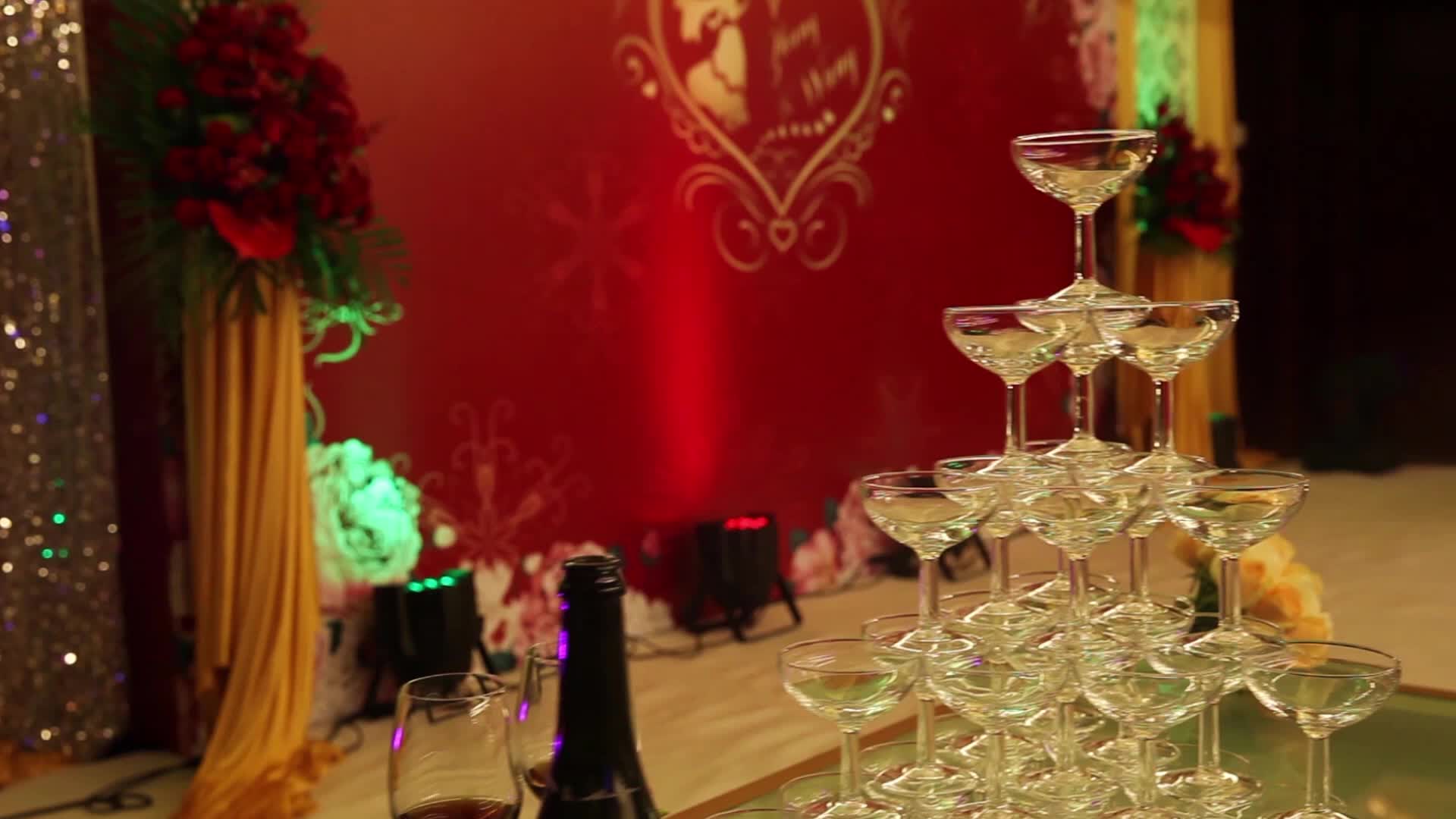 婚礼庆典上的香槟金字塔视频的预览图