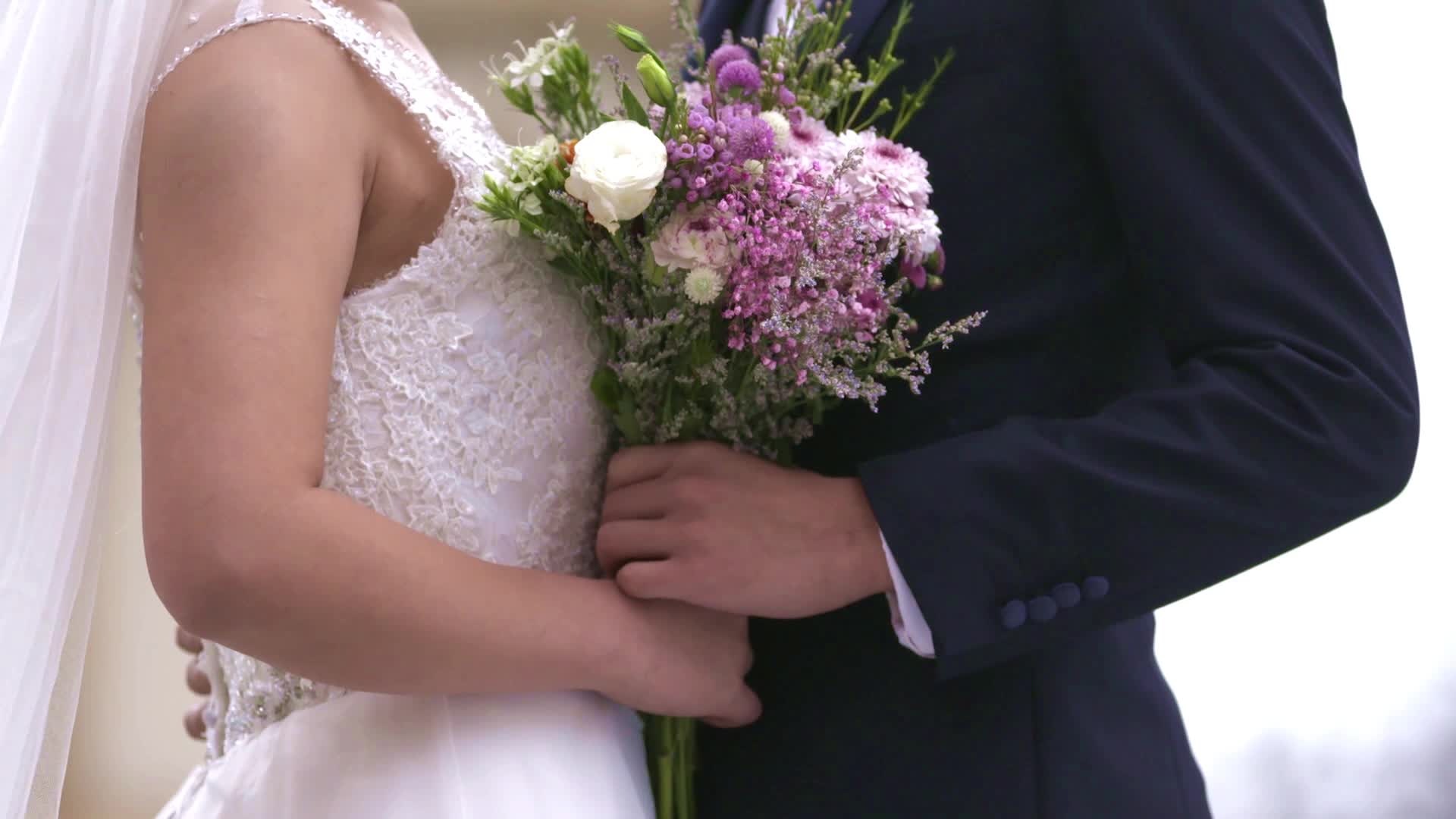 手里拿着手捧花的新郎新娘视频的预览图