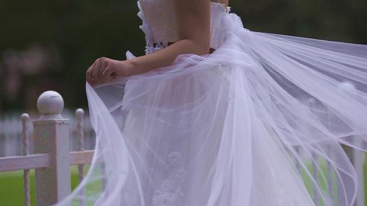 穿着白色婚纱的新娘视频的预览图