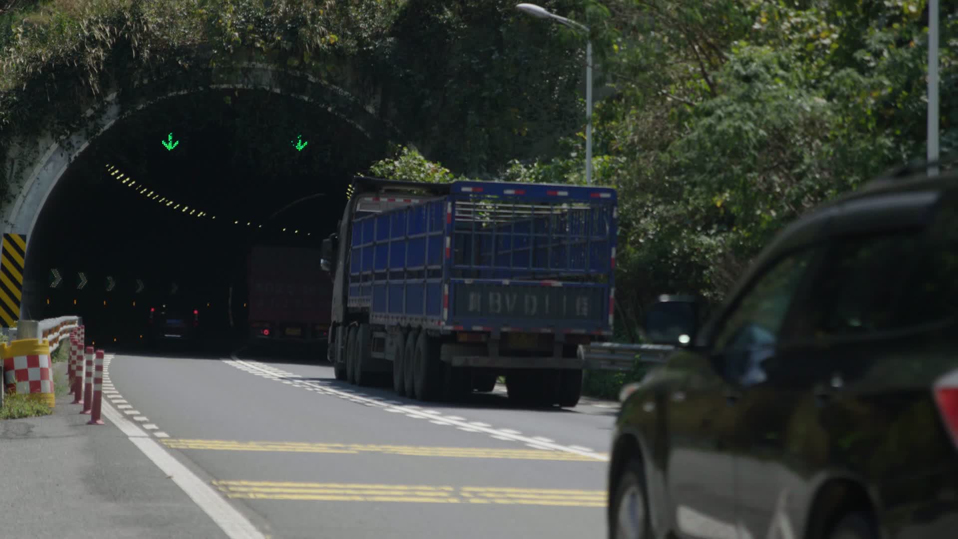 车流进入高速公路隧道口实拍视频视频的预览图