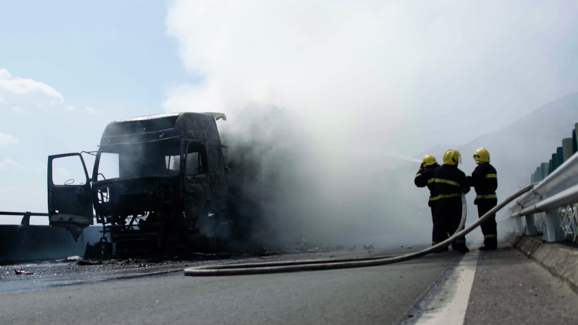 汽车自燃消防演习实拍视频视频的预览图