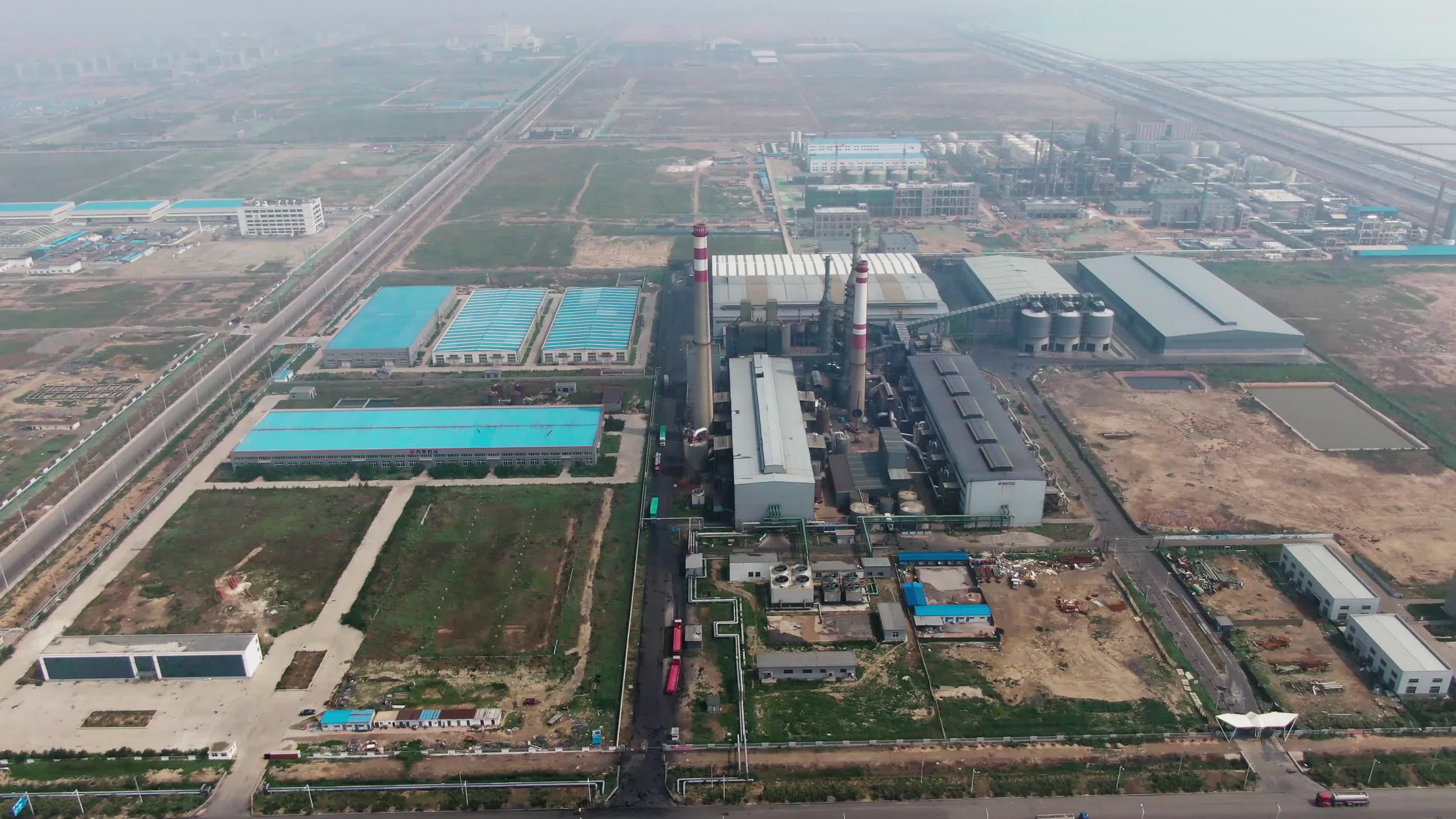 工业污染化工厂航拍视频视频的预览图