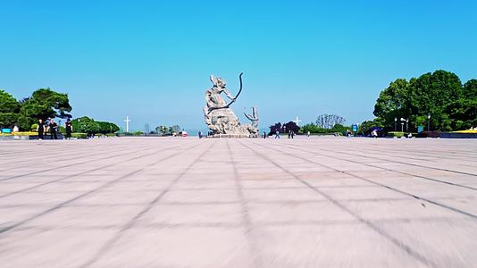 岳阳岳阳楼景区巴陵广场风光航拍视频视频的预览图