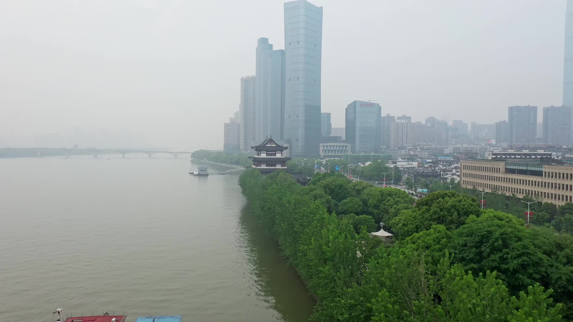 长沙湘江杜甫江阁古建筑航拍视频的预览图