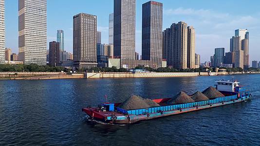 长沙湘江边运沙船航拍视频视频的预览图