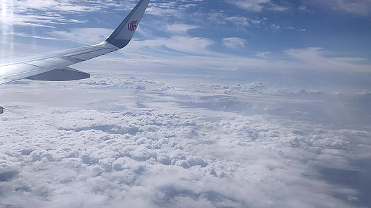云层上的飞机视频的预览图