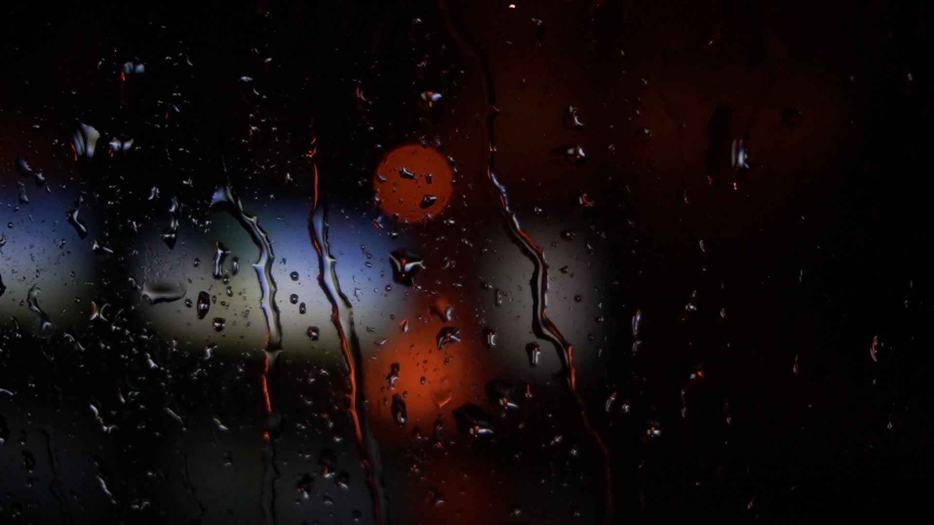 雨天玻璃上的水珠视频的预览图