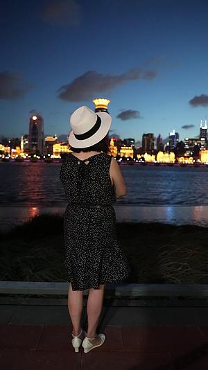 黄浦江边欣赏都市夜景的女人背影视频的预览图