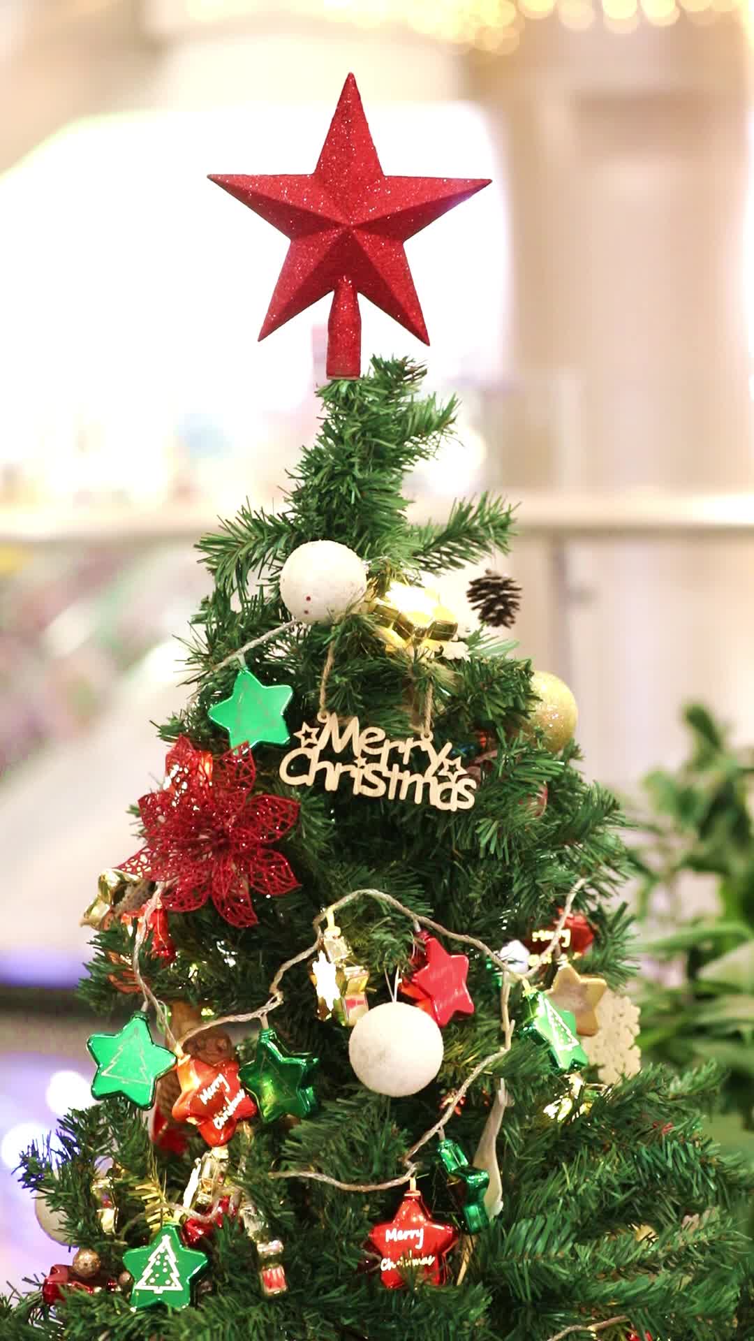 购物中心内的圣诞树视频的预览图