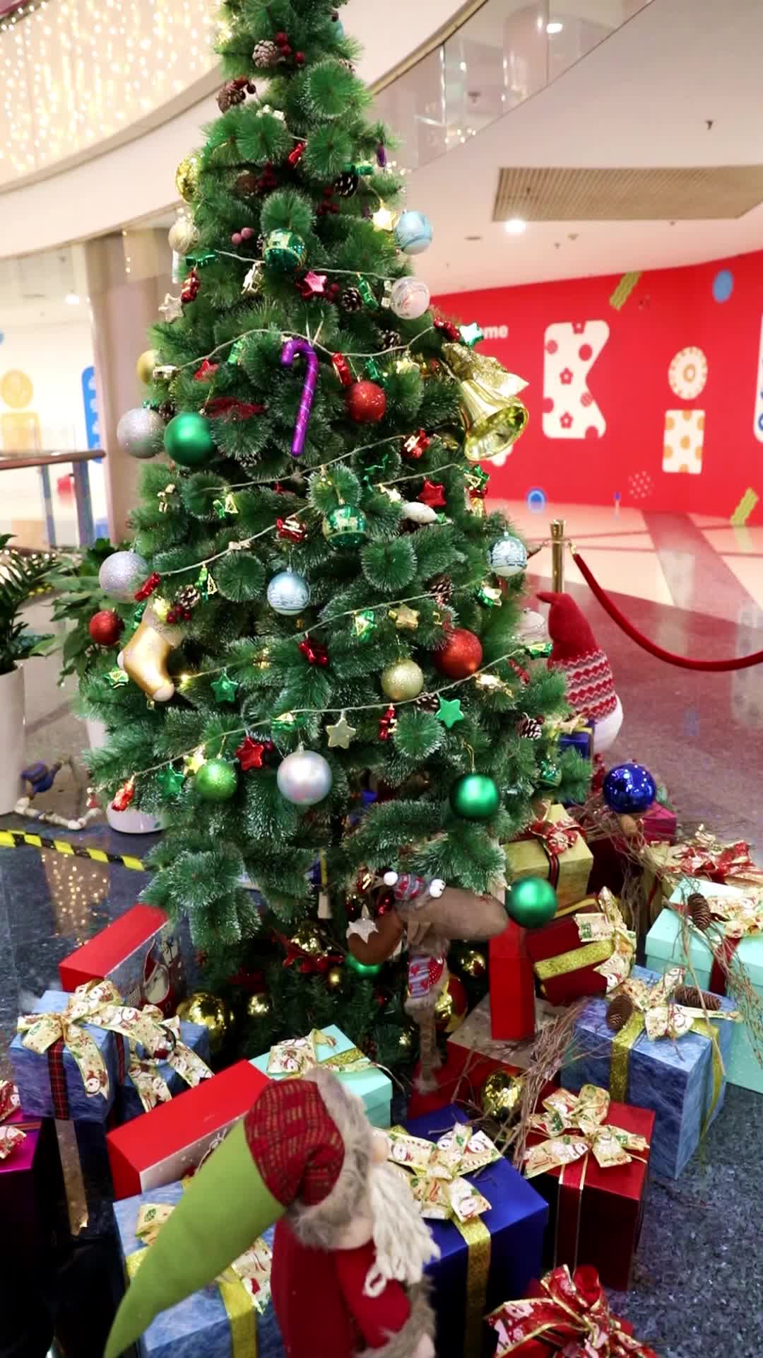 购物中心内的圣诞树和圣诞礼物视频的预览图