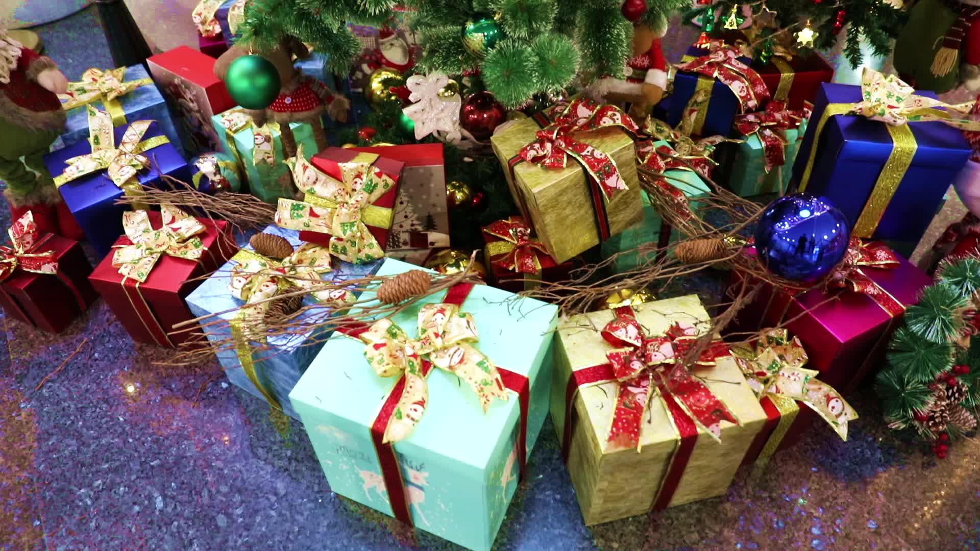 购物中心内的圣诞树和圣诞礼物视频的预览图