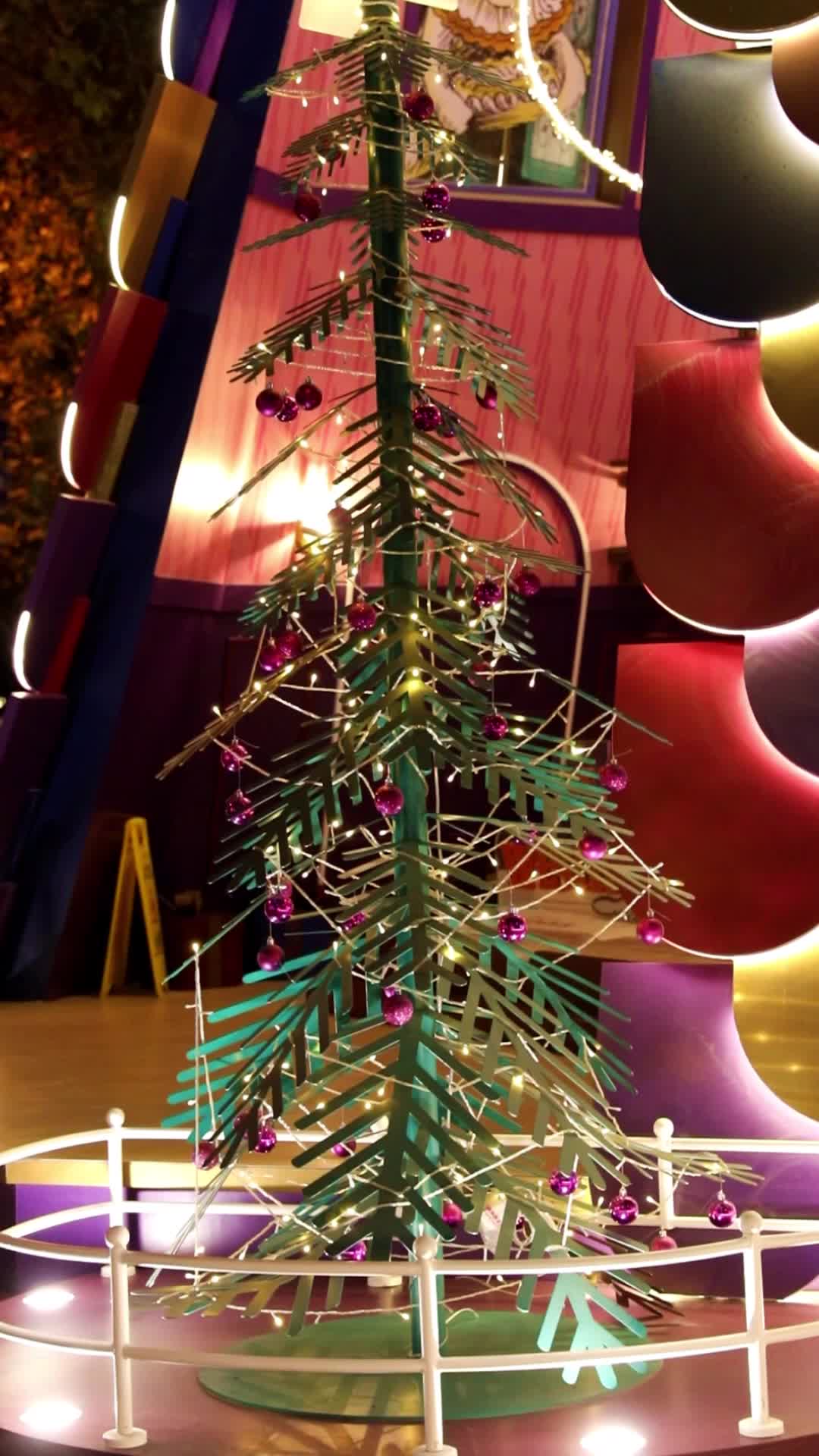 购物中心的圣诞树和圣诞礼物视频的预览图
