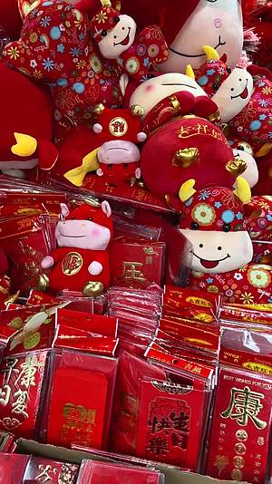 中国春节新年装饰品和红包视频的预览图