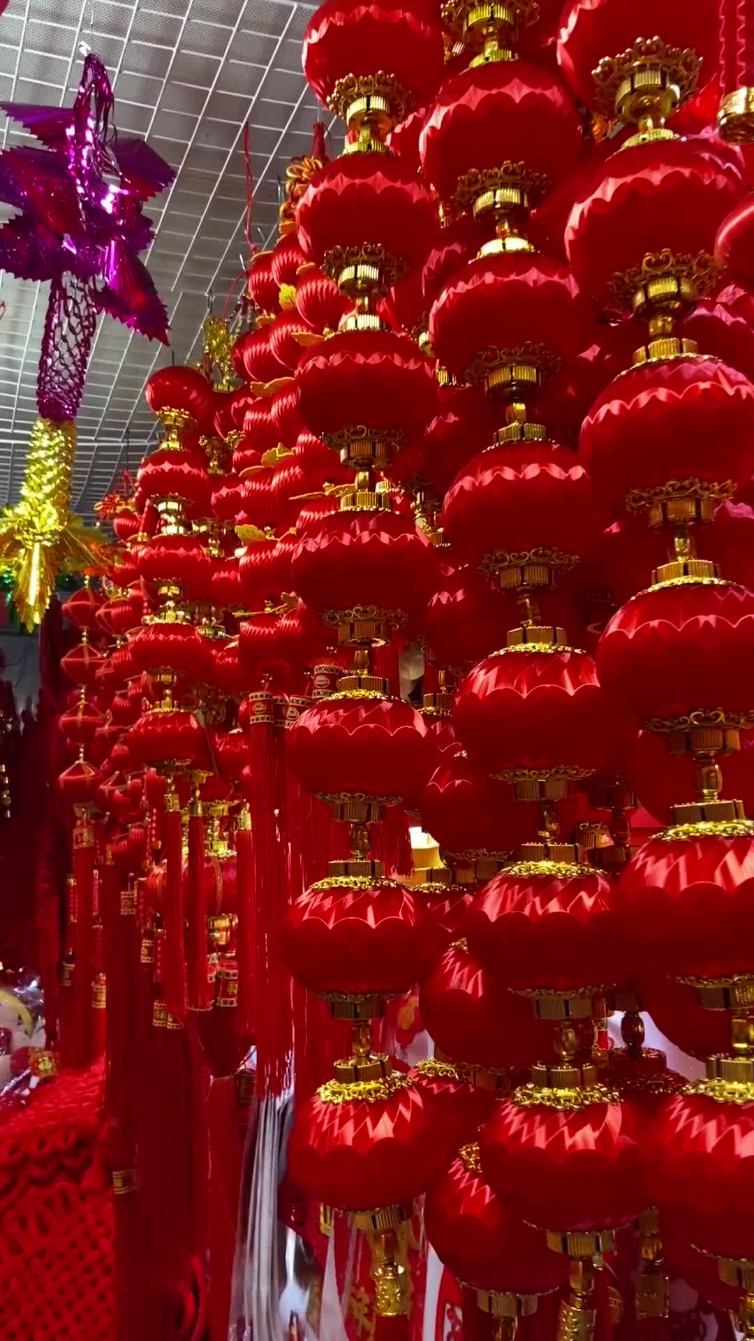 悬挂的中国春节新年装饰品小灯笼视频的预览图