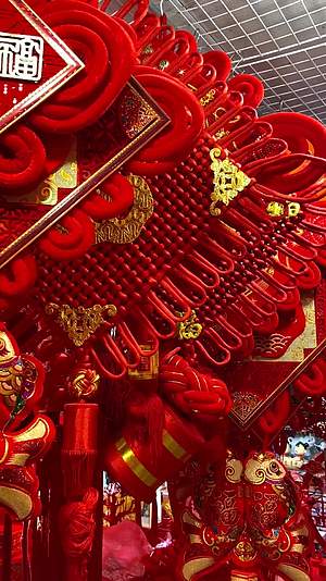 悬挂的中国春节新年装饰品视频的预览图